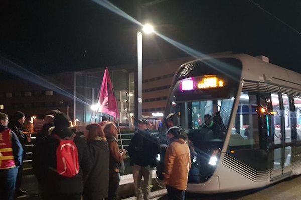 Les manifestants ont brièvement bloqué le tram aux abords du CHU de Caen