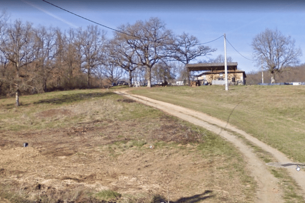 L'incendie s'est déclaré dans la nuit du vendredi 13 janvier 2023 dans cette grande maison isolée de la commune Savères dans le département de Haute-Garonne.