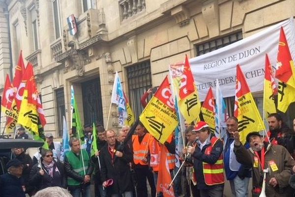 Plusieurs centaines de personnes ont manifesté samedi 21 avril 2018 contre la fermeture annoncée du service de chirurgie du centre hospitalier de Montceau-les-Mines, en Saône-et-Loire.