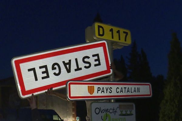 Plusieurs agriculteurs ont démonté des panneaux dans la nuit.