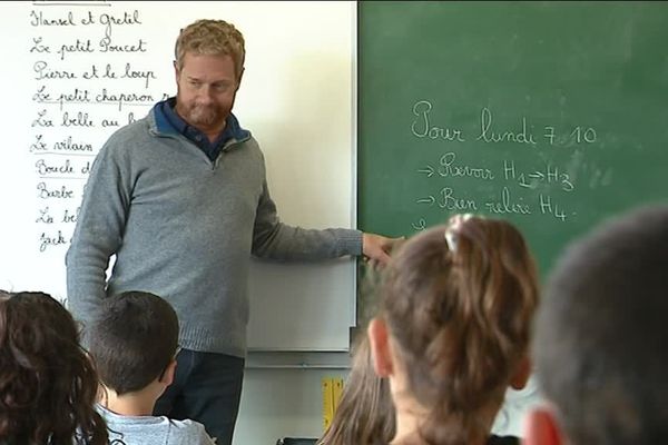 Fabrice Moulignier dans sa classe à Taponnat-Fleurignac (Charente)