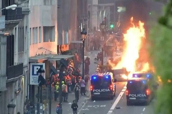 Barcelone (Espagne) - manifestation contre les peines de prison ferme annoncées par la cour suprême de Madrid contre 9 indépendantistes de Catalogne et heurts avec la police - 18 octobre 2019.