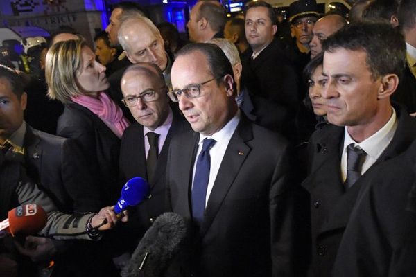 Près de la salle de concert du Bataclan à Paris, dans laquelle est survenu un attentat terroriste, le président de la République, François Hollande, accompagné du Premier ministre Manuel Valls et du Ministre de l'intérieur Bernard Cazeneuve s'adresse aux médias et déclare l'état d'urgence sur tout le territoire