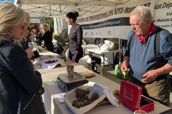 Les trufficulteurs des Alpes-Maritimes se sont réunis pour la 5ème édition du marché aux truffes de Gourdon (Alpes-Maritimes).