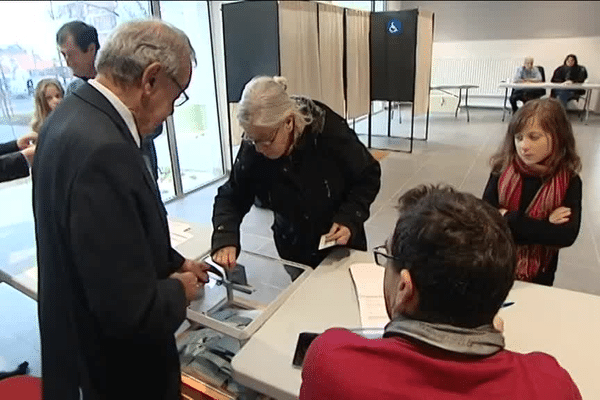 Une électrice ce dimanche matin dans un bureau de vote de Cenon près de Bordeaux