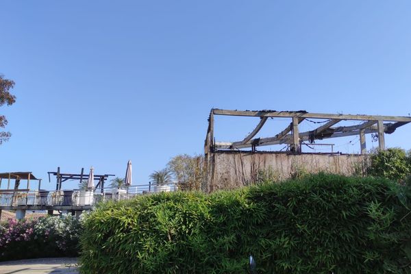 Dans la nuit du 20 juillet, la terrasse de l'hôtel avait entièrement brûlé.