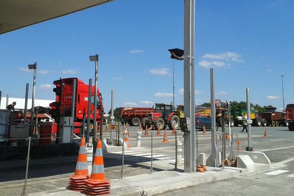 Des agriculteurs ont investi le péage d'autoroute Poitiers Sud, mardi après-midi.