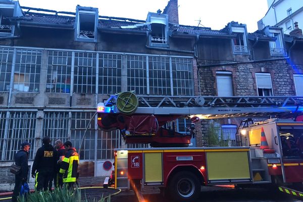 Les équipes de pompiers ce mardi matin engageaient le déblaiement des gravats.