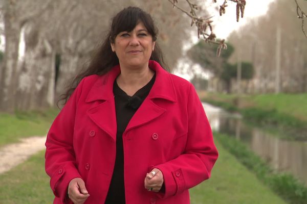 Elsa Panadès, journaliste, sur les berges du Canal Paul Riquet à Saint-Hippolyte.