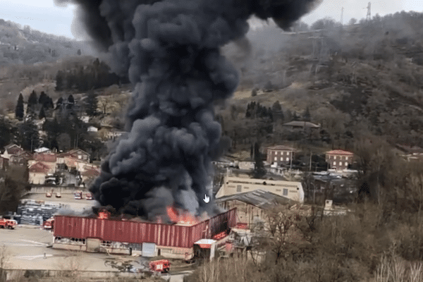 L'usine de la SNAM, à Viviez, dans l'Aveyron, le 17 février dernier, totalement embrasée suite à l'incendie.