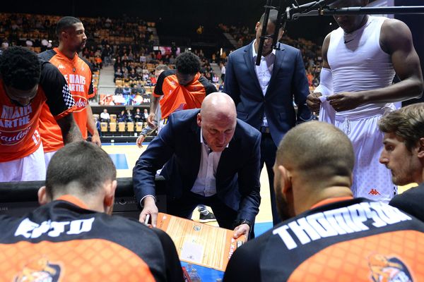 Les joueurs du MSB, réunis autour de leur coach, vont devoir tout donner face à l'ASVEL samedi.