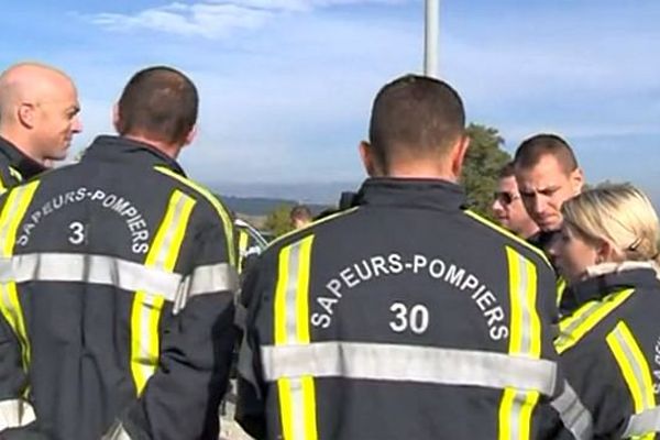 Bagnols-sur-Cèze (Gard) - manifestation des pompiers volontaires devant la caserne - 26 octobre 2015.