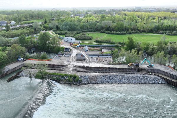 Les travaux de construction d'une passe à poissons ont commencé en fin d'année 2023 sur les bords du Rhône jouxtant le parc de la Feyssine à Villeurbanne
