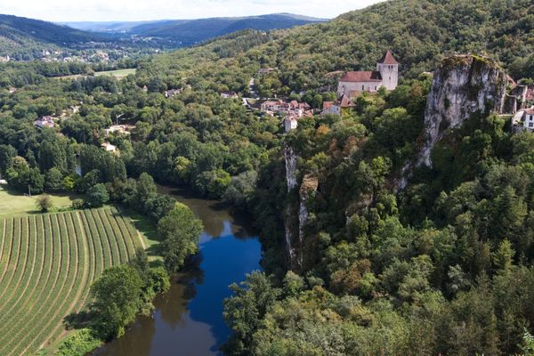 Saint-Cirq-Lapopie dans le Lot, illustration. Le Lot, l'un des départements où il manque le plus de transports en commun en France.