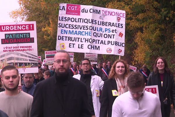 Plus de 500 personnes ont manifesté pour réclamer plus de moyens pour l'hôpital de Maubeuge.