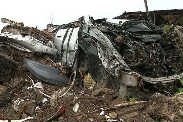 Une carcasse de voiture, entreposée sur la décharge sauvage de la rue d'Alger à Roubaix.