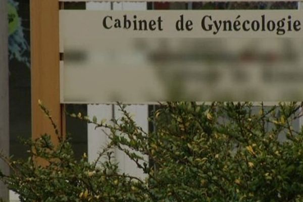 Devant le cabinet du gynécologue soupçonné à Alès