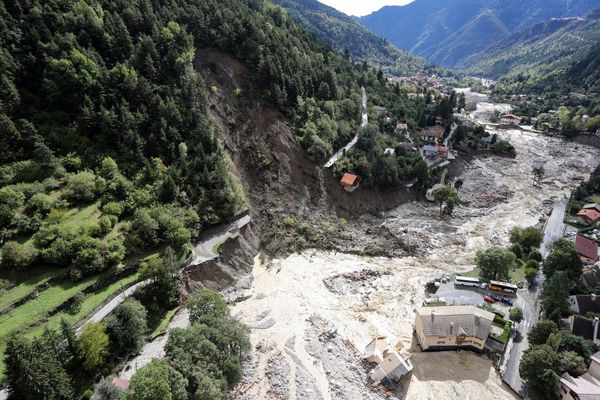 Vue aérienne de la commune de Saint-Martin-Vésubie au lendemain du passage de la tempête Alex, le 3 octobre 2020.