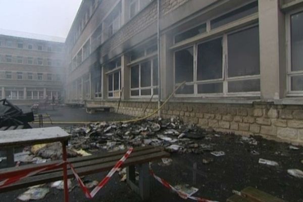 Ce dimanche, à 6 heures du matin, le bâtiment B du collège Jeanne d'Arc à Argentan était en proie aux flammes