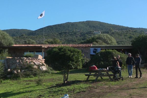 Le 16 décembre dernier, la famille Peretti a réuni près d'un millier de personnes sur le domaine de Saparella, à Coti-Chiavari, afin de protester contre la décision de démolir trois de ses maisons situées sur la propriété.