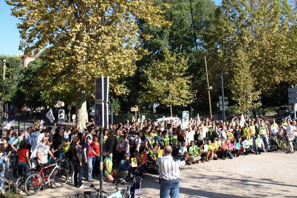 200 chercheurs, ingénieurs et techniciens se sont donnés rendez-vous devant l'ancienne fac de médecine dans les allées Jules Guesde direction le Capitole