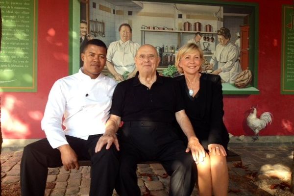 Paul Bocuse est apparu l'oeil pétillant en posant avec Odile Mattei et avec le chef Jean Alexandre Ouaratta  