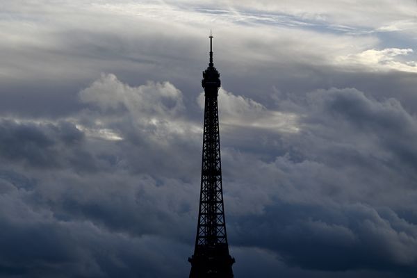 Une grève paralyse l'accès à la tour Eiffel.