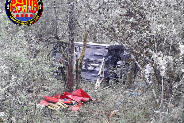 La voiture de la personne disparue est restée complètement renversée sur le flanc.