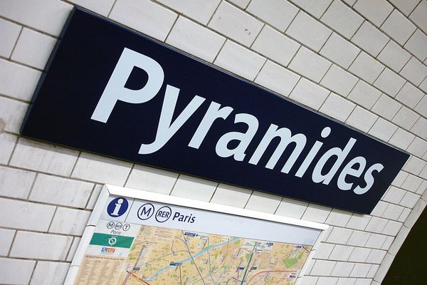 Quelle est l'origine du nom de la station Pyramides ?