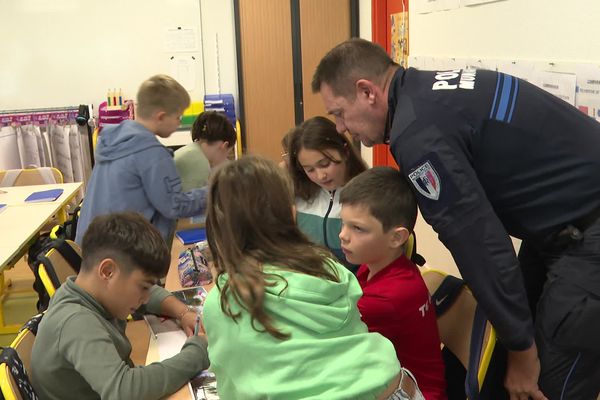 Dans cette école de Mougins (Alpes-Maritimes), un policier municipal participe à des ateliers de sensibilisations contre le harcèlement scolaire.