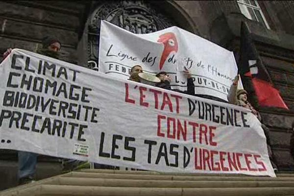 Environ 400 personnes se sont rassemblées devant la préfecture de Clermont-Ferrand, samedi 30 janvier 2016.