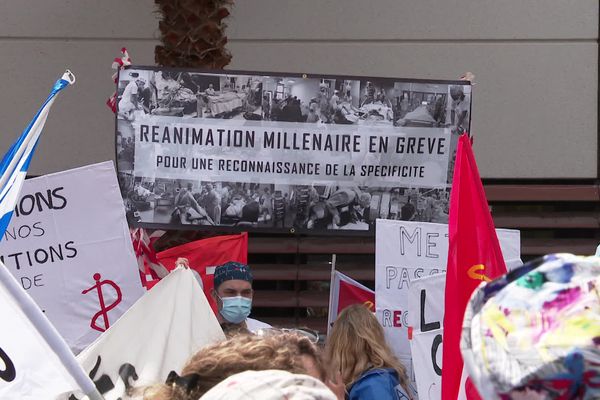 Près de 200 personnes se sont mobilisés ce mardi 11 mai pour réclamer une meilleure reconnaissance des personnels de réanimation