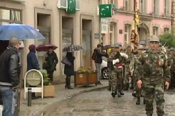 Le 1er Régiment de Tirailleurs défile.