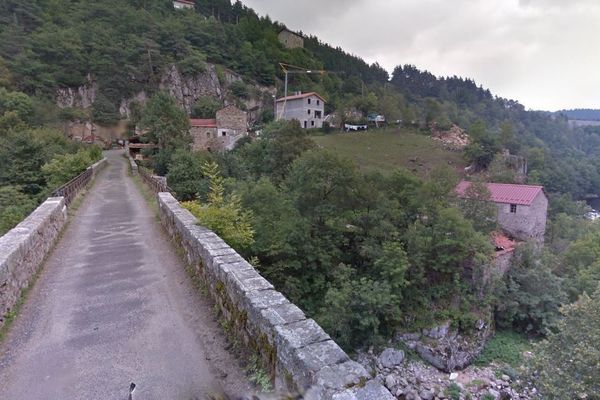 C'est sur le pont de la Sainte, qui enjambe le Lignon entre Yssingeaux et Grazac (Haute-Loire), que les bêtes ont chuté en contrebas.