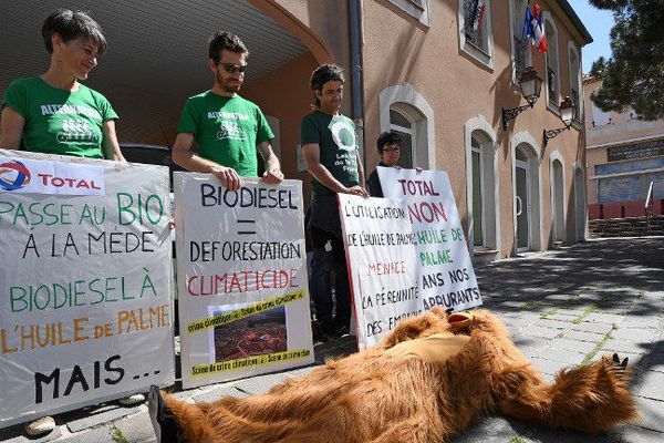 La raffinerie Total de la Mède sera bloquée dès lundi matin. Les agriculteurs veulent mettre la pression sur le gouvernement. L'utilisation de l'huile de palme est jugée non écolo et trop concurrentielle pour les producteurs français d'huile de Colza