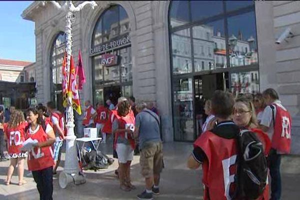 Manifestants FO devant la gare de Toulon