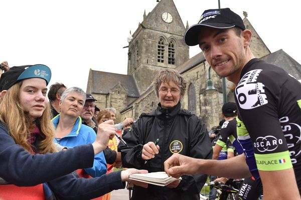 Anthony Delaplace, le coureur de la Manche, a signé de nombreux autographes lors de la deuxième étape du Tour de France 2016