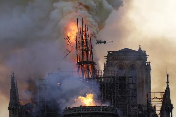 Le 15 avril 2019, lors de l'incendie de Notre-Dame de Paris, lorsque la flèche de la cathédrale cède et tombe sous l'assaut des flammes.
