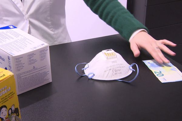 Les ventes de masques de protection hygiénique ont explosé dans certaines pharmacie à Bordeaux depuis la révélation d'un cas de coronavirus