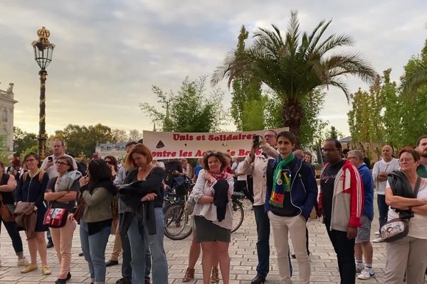 Une cinquantaine d'enseigants s'est réunie place Stanislas à Nancy pour se recueillir après l'assassinat de leur collègue à Arras vendredi 13 octobre 2023.