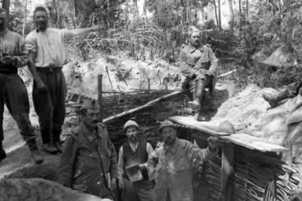 Des poilus dans une tranchée pendant la Grande Guerre