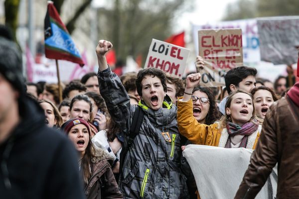 Lycéens et étudiants dans Bordeaux contre le projet El khomry le 9 mars 2016.