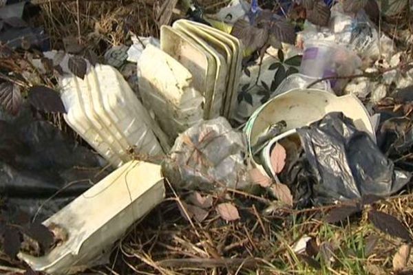 Dans certains coins, les espaces à proximité des cours d'eau se transforment en véritables décharges à ciel ouvert.