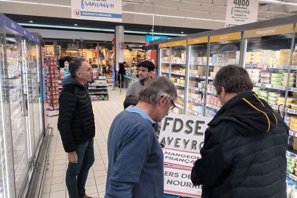 Toujours mobilisés, la FDSEA et les Jeunes agriculteurs mènent une action dans les rayons de grandes surfaces d'Onet-le-Château et de Rodez dans l'Aveyron, ce vendredi 27 décembre 2024.