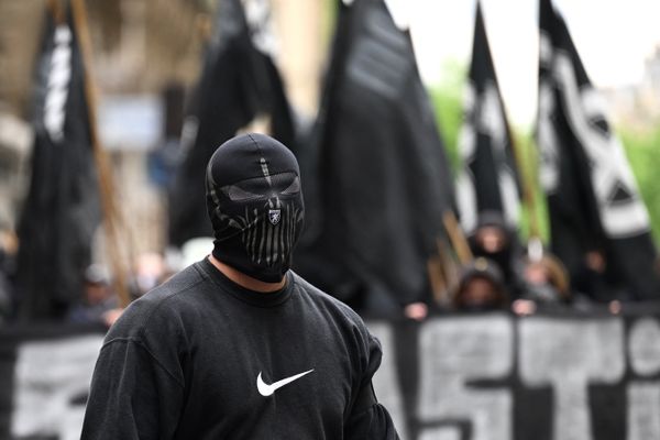 Une manifestation d'ultradroite composée de néo-nazis et de "nationalistes révolutionnaire" s'est tenue à Paris le 6 mai.