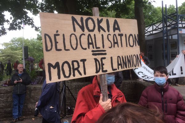 Plusieurs milliers de personnes sont venus soutenir les salariés de Nokia à Lannion, visés par un plan social qui concerne plus de la moitié des effectifs