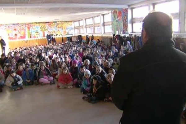 Dans cette école de Mende, les 260 élèves ont observé une minute de silence jeudi matin, en hommage aux victimes de l'attentat qui a fait 12 morts, à Paris