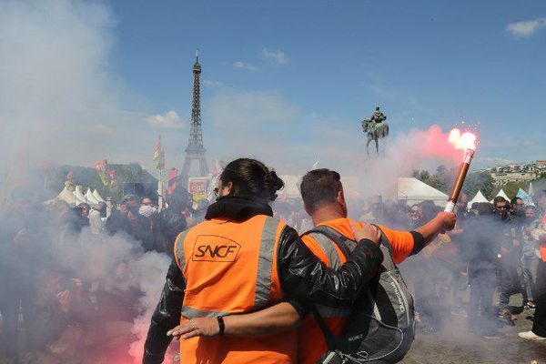 Des cheminots manifestent le 3 mai 2018 devant l'Ecole Militaire