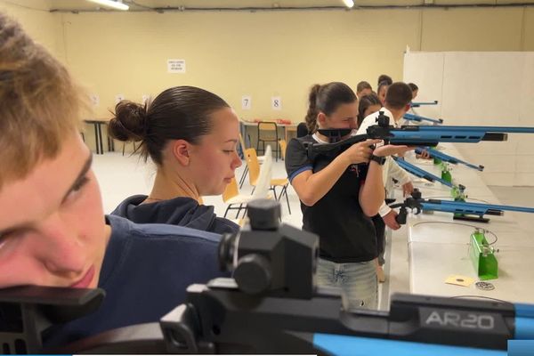 En formation aux métiers de la sécurité, ils apprennent le maniement des armes