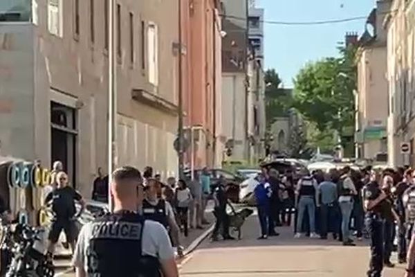 Un rassemblement s'est formé à proximité du tribunal de Chalon-sur-Saône, des renforts de policiers sont venus assurer la sécurité.